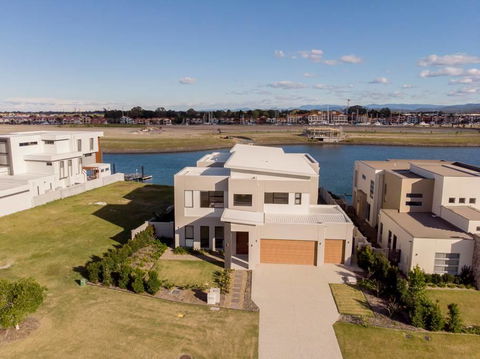 HomePlus - Luxury Living In Sanctuary Cove - Accommodation Mooloolaba 1