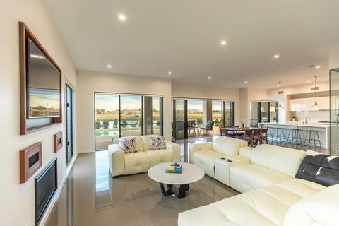 HomePlus - Luxury Living In Sanctuary Cove - Accommodation Mooloolaba 2