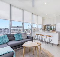 KOZYGURU NEWSTEAD DESIGNER 2 BED APT FREE PARKING POOL  GYM QNE088 - Accommodation Mooloolaba