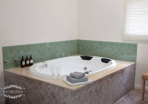 Lauristina Spa Cottage - Accommodation Mooloolaba 2