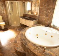 Luxuary self-contained living with Spa. - Accommodation Mooloolaba