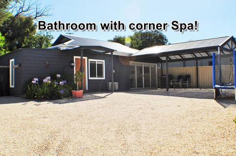 MODERN & LUXURIOUS WITH SPA BATH! - Accommodation Mooloolaba 0