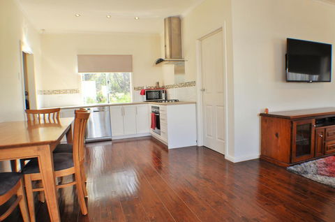 MODERN & LUXURIOUS WITH SPA BATH! - Accommodation Mooloolaba 1