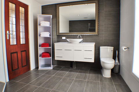 MODERN & LUXURIOUS WITH SPA BATH! - Accommodation Mooloolaba 3