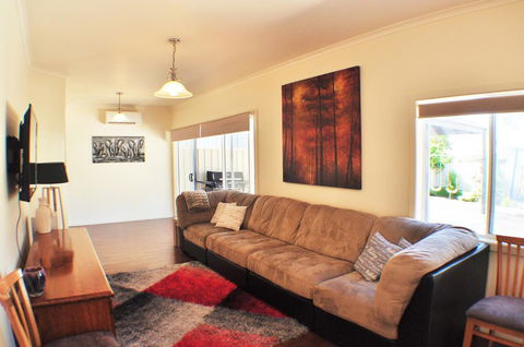 MODERN & LUXURIOUS WITH SPA BATH! - Accommodation Mooloolaba 2