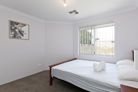 Modern And Spacious Home Near Curtin University - Accommodation Mooloolaba 3