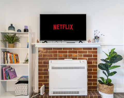 Moonah House-10 Mins To CBD & MONA, 4BR, 2 BATH, Great View, Park 3 Cars, Sleep 11, King Bed, En-suite - Accommodation Mooloolaba 3