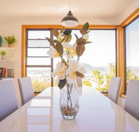 Moonah House-10 mins to CBD  MONA 4BR 2 BATH great view park 3 cars sleep 11 king bed en-suite - Accommodation Mooloolaba