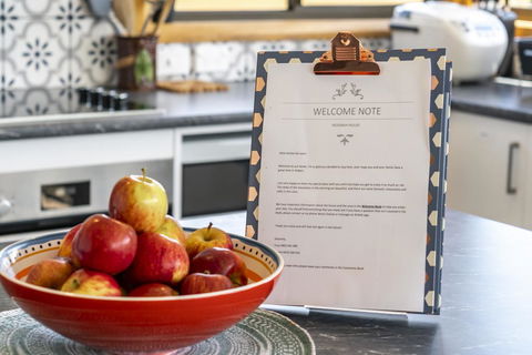 Moonah House-10 Mins To CBD & MONA, 4BR, 2 BATH, Great View, Park 3 Cars, Sleep 11, King Bed, En-suite - Accommodation Mooloolaba 2