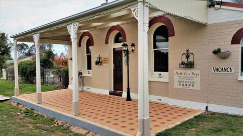 Must Love Dogs B&B & Self Contained Cottage - Accommodation Mooloolaba 0