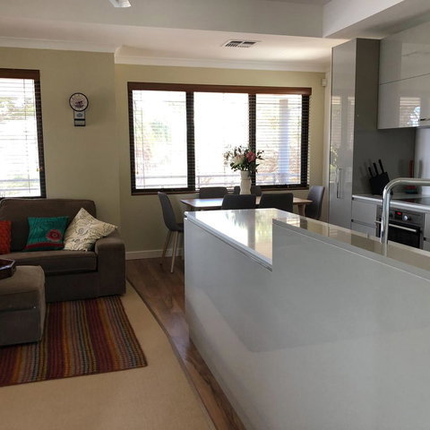 Mullaloo Beachfront Retreat - Accommodation Mooloolaba 4