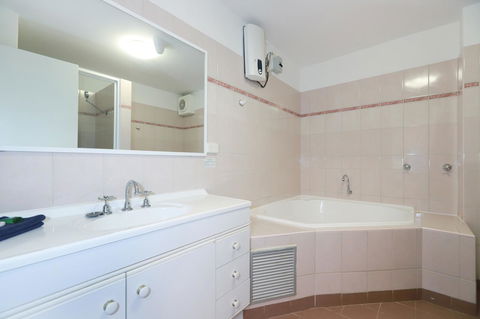West Beach Lagoon 206 - Sleeps Three! Value!!! - Accommodation Mooloolaba 10