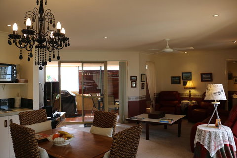 Crossland House - Accommodation Mooloolaba 18