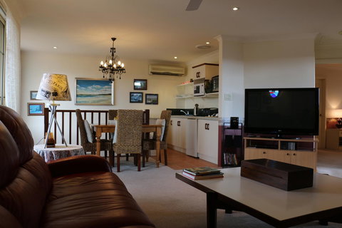 Crossland House - Accommodation Mooloolaba 14