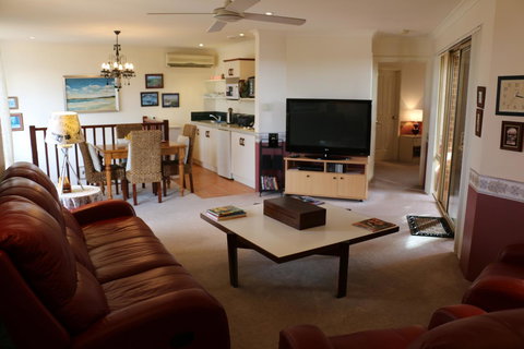 Crossland House - Accommodation Mooloolaba 19