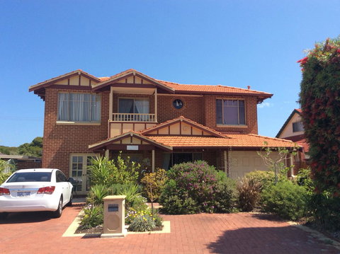 Crossland House - Accommodation Mooloolaba 0