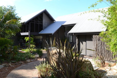 DESIGNER'S STUDIO - Accommodation Mooloolaba 13