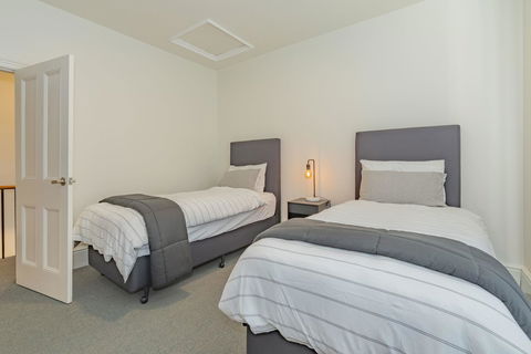 4 Bedroom House - Hobart CBD - Free Parking - Free WIFI - Accommodation Mooloolaba 13
