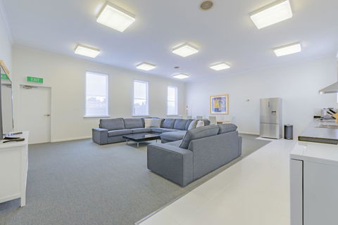 4 Bedroom House - Hobart CBD - Free Parking - Free WIFI - Accommodation Mooloolaba 9