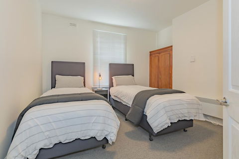 4 Bedroom House - Hobart CBD - Free Parking - Free WIFI - Accommodation Mooloolaba 3