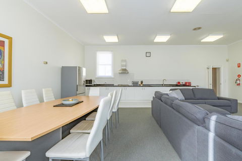 4 Bedroom House - Hobart CBD - Free Parking - Free WIFI - Accommodation Mooloolaba 16