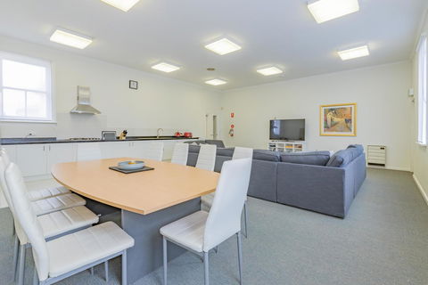 4 Bedroom House - Hobart CBD - Free Parking - Free WIFI - Accommodation Mooloolaba 0