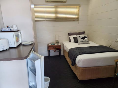 O'Sheas Windsor Hotel - Accommodation Mooloolaba 1