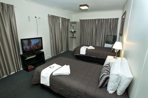 O'Sheas Windsor Hotel - Accommodation Mooloolaba 0