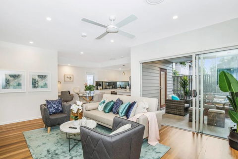 Park Avenue Townhouse Retreat Brisbane Sleeps 10 - Accommodation Mooloolaba 0