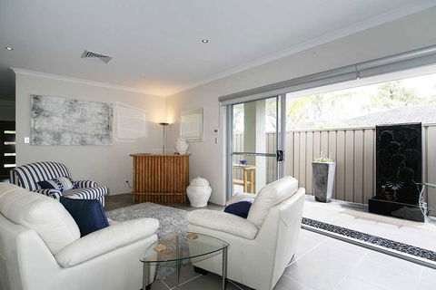 Penguin 4 Bedroom House By Shoalwater Executive Homes - Accommodation Mooloolaba 2