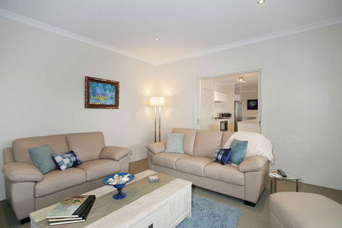Penguin 4 Bedroom House By Shoalwater Executive Homes - Accommodation Mooloolaba 3