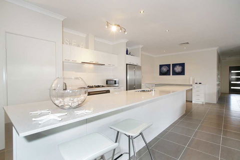 Penguin 4 Bedroom House By Shoalwater Executive Homes - Accommodation Mooloolaba 0