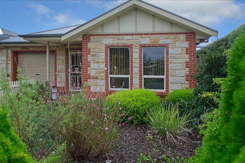 Perfect Location Central Modern Cottage - Free WiFi - Accommodation Mooloolaba 1