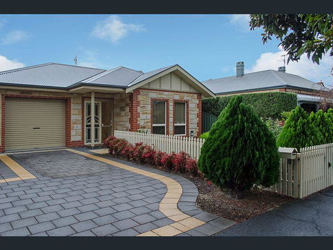 Perfect Location Central Modern Cottage - Free WiFi - Accommodation Mooloolaba 0