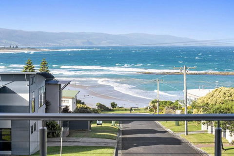 SEA SPECTACULAR - Seconds From The Beach! - Accommodation Mooloolaba 0