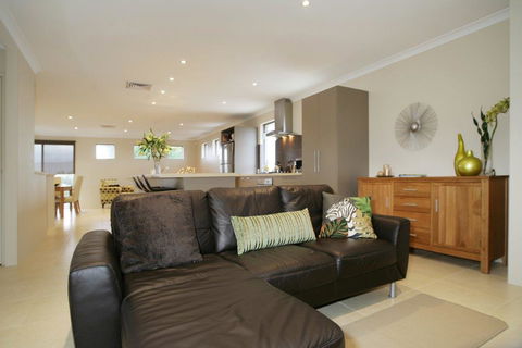 Seal 4 Bedroom House By Shoalwater Executive Homes - Accommodation Mooloolaba 0