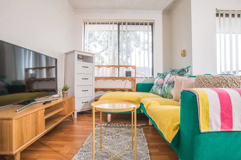 SIMPLE COMFORT! 2bed1bath Unit In Meadowbank - Accommodation Mooloolaba 2