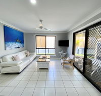STYLISH RESIDENCE LARGE PRIVATE YARD - CLOSE TO DREAMWORLD - Accommodation Mooloolaba