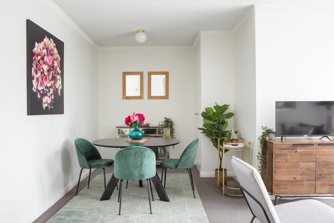 Sunny Apartment In Quiet And Green Neighbourhood - Accommodation Mooloolaba 2