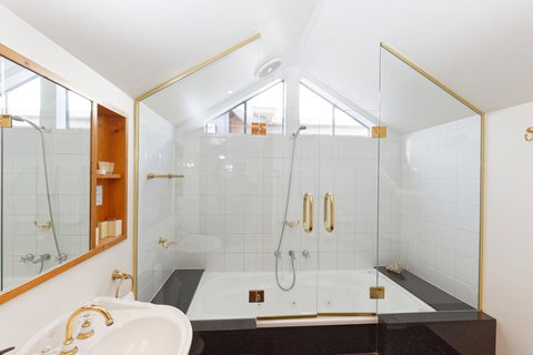 54 On Bank - Accommodation Mooloolaba 38