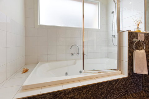 54 On Bank - Accommodation Mooloolaba 23