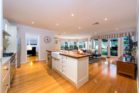 Lovely 5BR Full House In Glen Waverley, Walk To Train, Bus & Shops - Accommodation Mooloolaba 3
