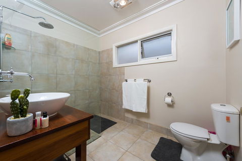 Lovely 5BR Full House In Glen Waverley, Walk To Train, Bus & Shops - Accommodation Mooloolaba 6
