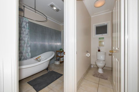 Lovely 5BR Full House In Glen Waverley, Walk To Train, Bus & Shops - Accommodation Mooloolaba 11