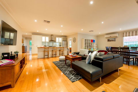 Lovely 5BR Full House In Glen Waverley, Walk To Train, Bus & Shops - Accommodation Mooloolaba 1
