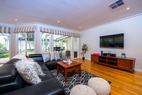 Lovely 5BR Full House In Glen Waverley, Walk To Train, Bus & Shops - Accommodation Mooloolaba 15