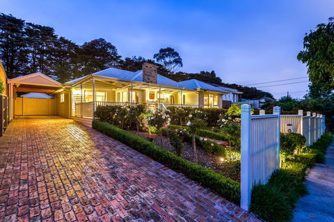 Lovely 5BR Full House In Glen Waverley, Walk To Train, Bus & Shops - Accommodation Mooloolaba 0