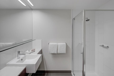 Travelodge Hotel Melbourne Docklands - Accommodation Mooloolaba 6
