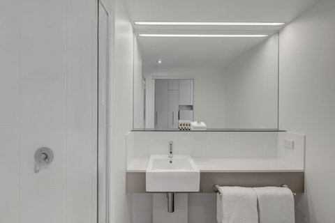Travelodge Hotel Melbourne Docklands - Accommodation Mooloolaba 8