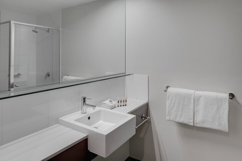 Travelodge Hotel Melbourne Docklands - Accommodation Mooloolaba 14